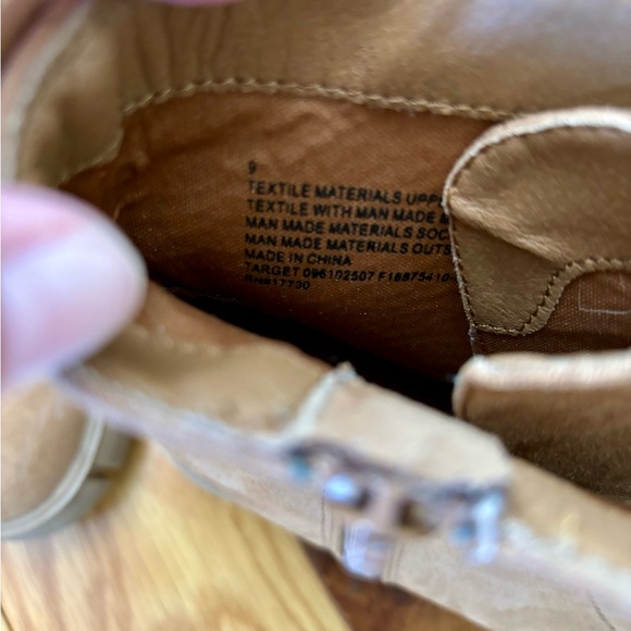 Size 9 Boots - Picture 4 of 4